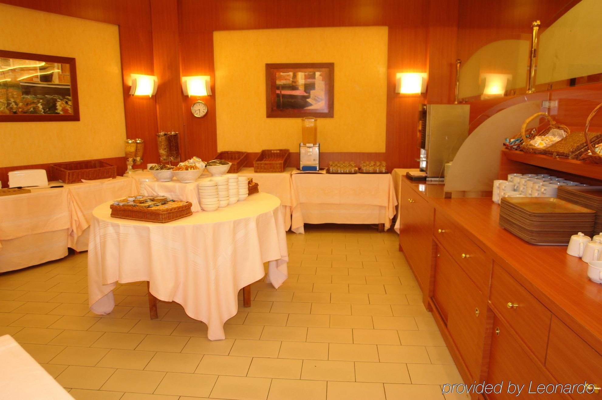 Brit Hotel Du Lac Saint-Paul-lès-Dax Étterem fotó